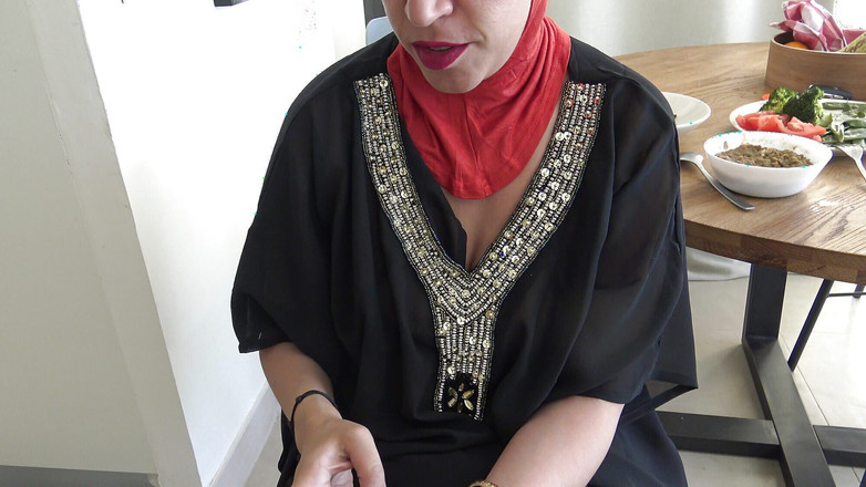 Souzan Halabi: 大奶子大屁股阿拉伯熟女邀请美国士兵到她家