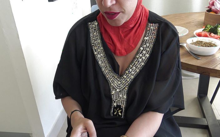 Souzan Halabi: Tante girang Arab dengan toket besar dan pantat besar mengundang...