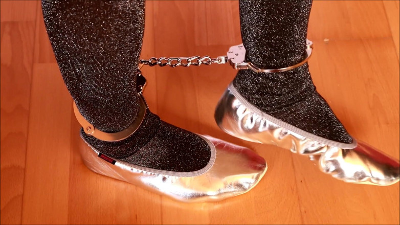 Crossdresser Violeta: Crossdresser se udělá v módních punčochách - spoutaný softbondage