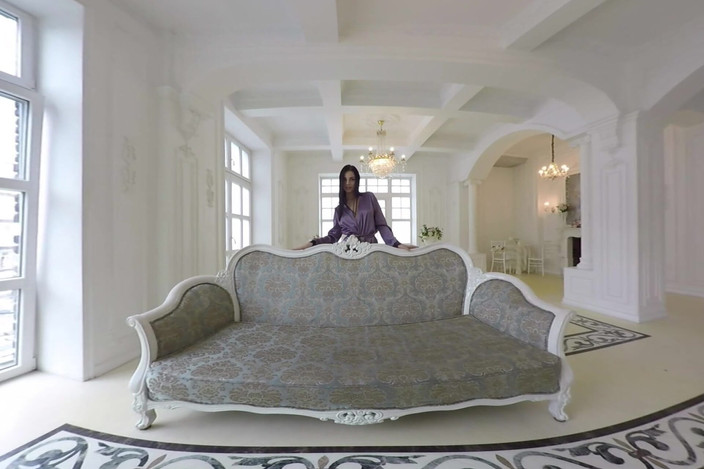 StasyQVR: 大奶子黑发女郎挑逗