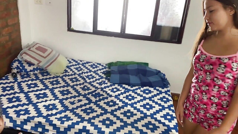 catalinagrande: 我的继父躲在封闭的房间里，看到我们在做爱，所以他加入了我们，让我们都高潮了