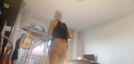 Mirsur: Bini amatur berbogel dengan suri rumah. Si rambut coklat dengan...