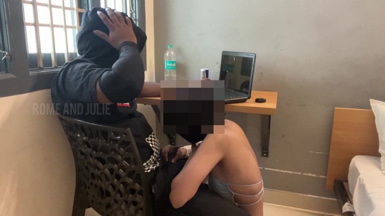 Bad boy rome: Ela está me cavalgando enquanto estou trabalhando