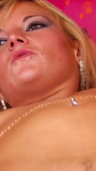 Bionda con tette naturali e mini gonna fa sesso anale e pompino profondo ad un grosso cazzo duro