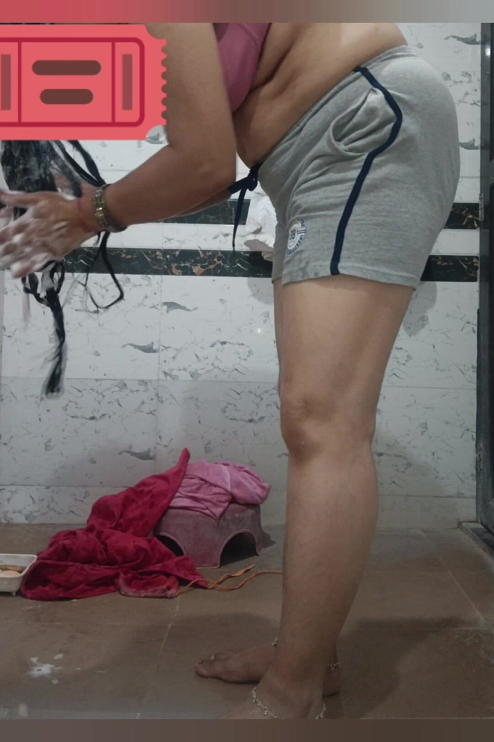 Priyahot77: Priya Bhabi celé otevřené tělo sexy cvičení v koupelně