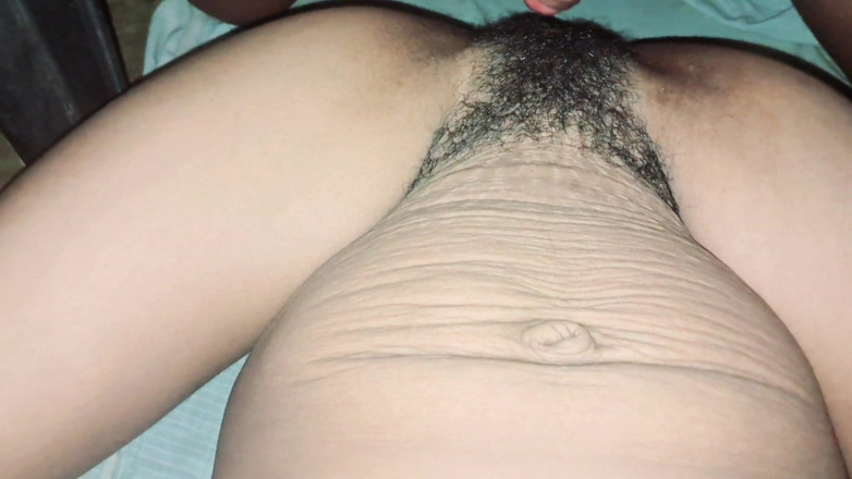 Trilokinath: Volledige video van Desi village Bhabhi die pijpbeurt geeft en...