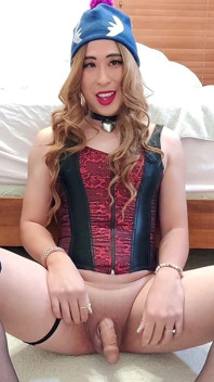 Sissy-schlampe bess fickt ihre clitty, bevor sie ihre ladungen isst