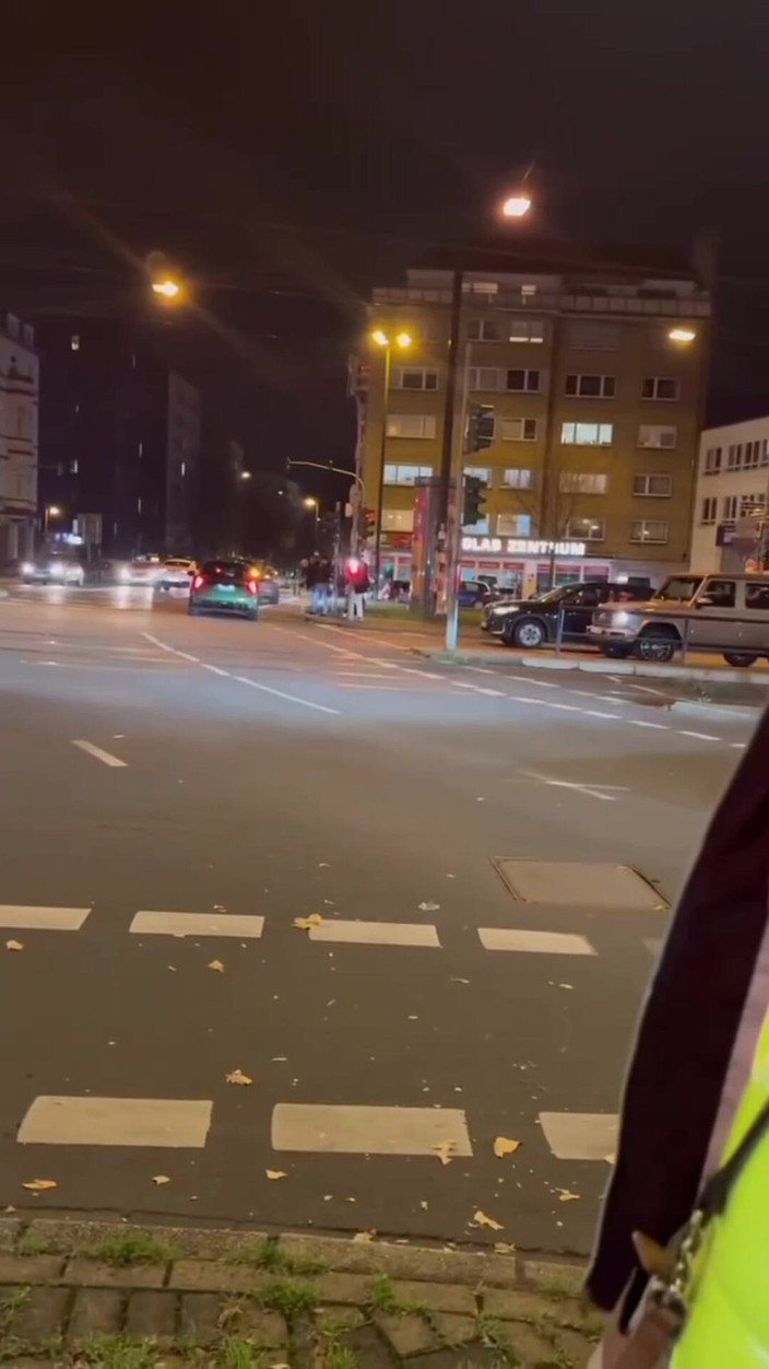 Elena917: Veřejná procházka a obnažování v prádle a punčochách