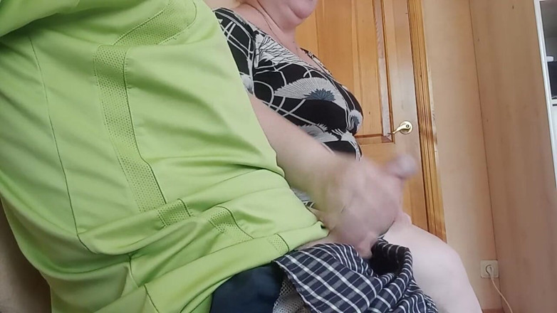 Zona901: The bitch jerks off my cock in the waiting room