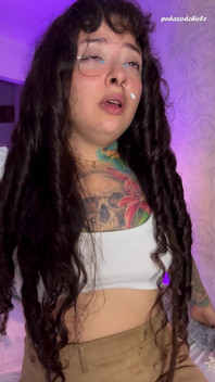 Roztomilá dívka s rozděleným jazykem pro tebe kýchá