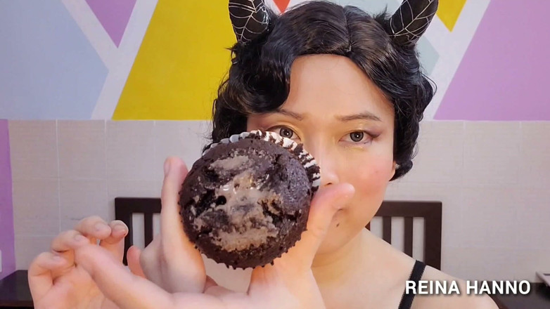 Reina Hanno: Com tesão madame pt2 processando creme extra para cupcake
