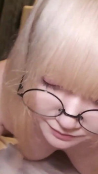 Ohromující drobná blondýnka