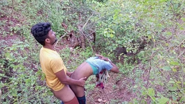 Shemale India - Pooja dan abang tiri Pooja Kedua-duanya pergi ke hutan untuk beromen dan pooja mengongkek pantat abang tirinya