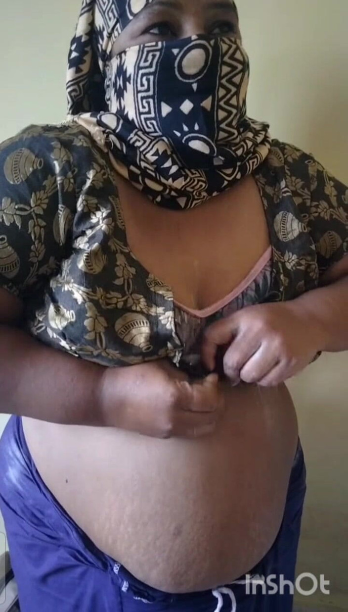 Priya aunty: Vesnická tetička Saree na sobě