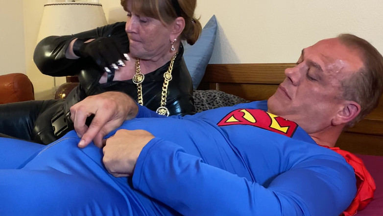 Carmen Angel: Nine Kedi Kadın Süpermen'in Yarağını Emiyor!