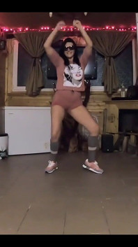 Orta yaşlı seksi kadın super bowl dans yarışması