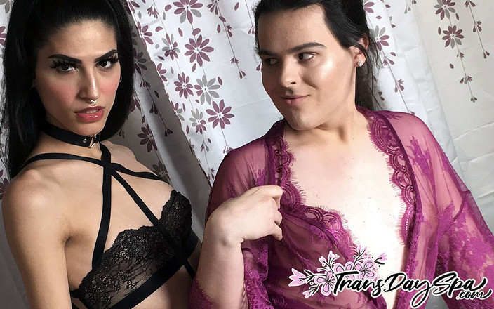 Trans Roommates: Trans Gracie Frost urut sensual badan lembutnya