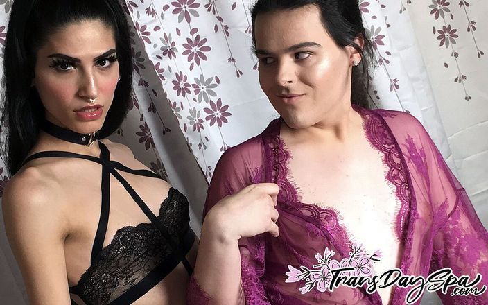 Trans Roommates: Gracie Frost, trans, massage sensuel de son corps doux