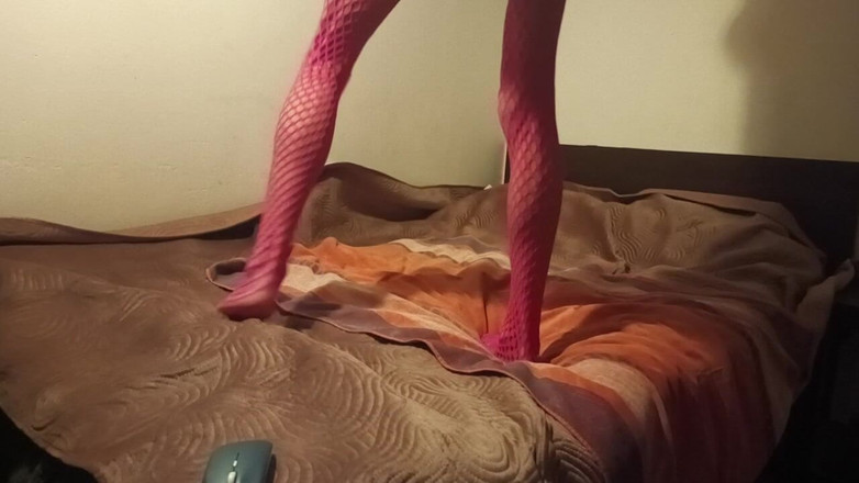 Balkan Strast: La ragazza sissy in calze a rete rosa
