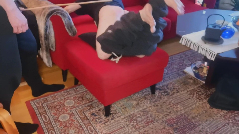 Oznob Oznofla: Бою выпороли на руки, ступни и задницу в любительском видео