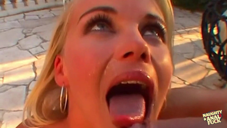 Naughty anal fuck: Una perfetta piccola bionda dà entrambi i suoi buchi al...