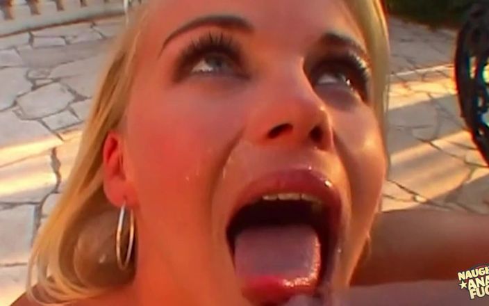 Naughty anal fuck: Een perfecte kleine blondine geeft over haar beide gaten aan...