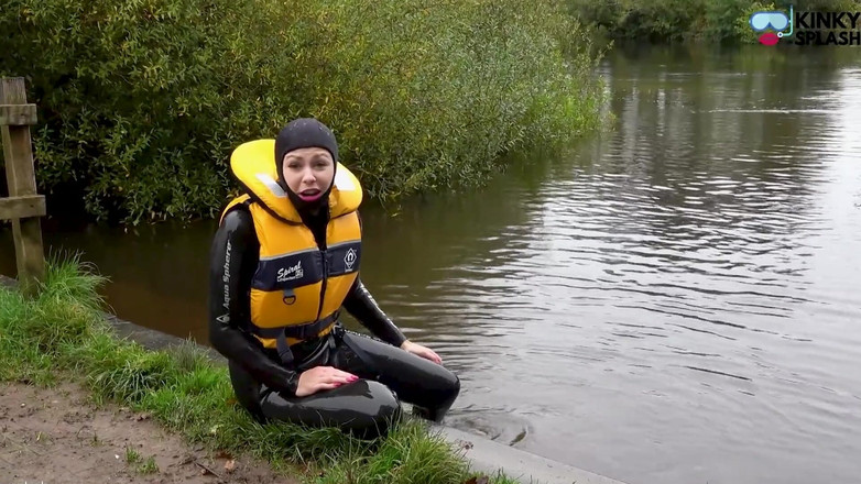 UKCuteGirl: Lifejacket &amp; Cosy Wetsuit Saves Lucy From River Disaster