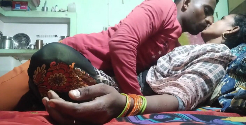 YangZi 69: जर्मन सेक्स महिलाओं ने अपनी चूत की चुदाई की जर्मन आदमी को चूमा और उसका लंड चूत में डाल दिया