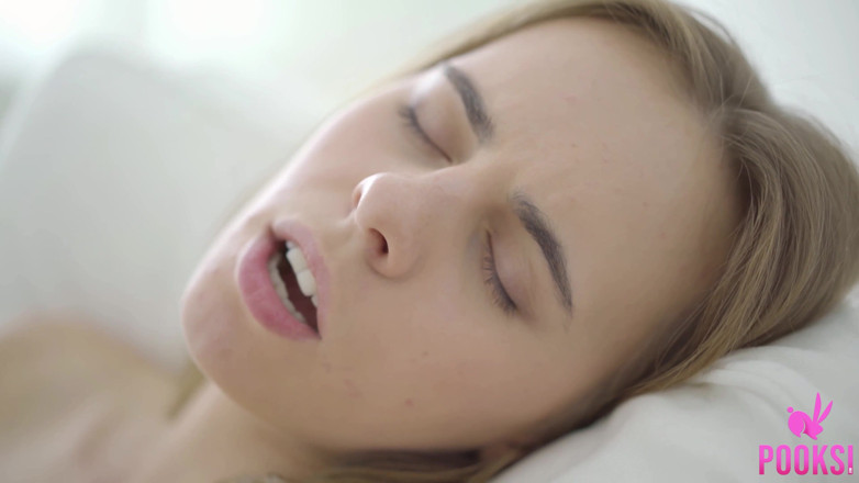 Pooksi: Tall blondie scarlett shoves dildo in her teen twat to...