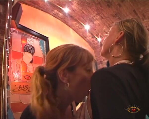 Big Sister: Show lesbien dans un bar