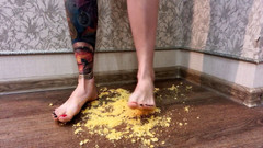 Footmodel Valery: Tetovací holka drtí cibulové prsteny