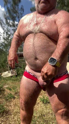 Meminggirkan zakar saya dalam gerakan perlahan memakai seluar dalam basah