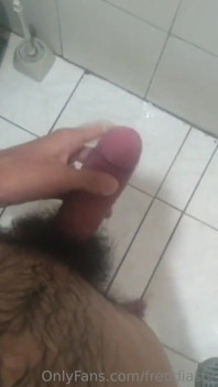 Lelaki muda panas pancut dalam handjob