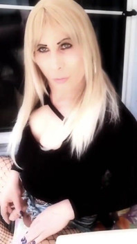 Tesão transsexual goza na varanda