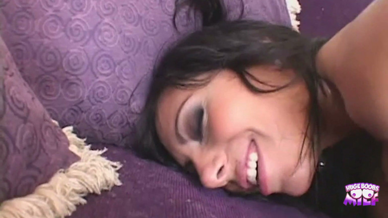 Huge Boobs MILF: Kiedy Lorena Sanchez zakłada ciasne pończochy kabaretki, a następnie jej...