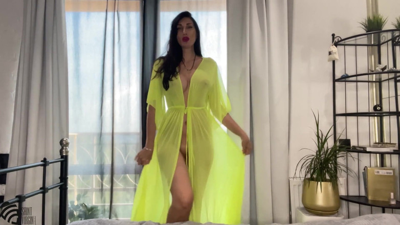SaintVirginPro: Ibu tiri suka blowjob dan fetish kaki yang menakjubkan.