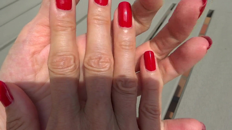 Lady Victoria Valente: Rode vingernagels zijn zo mooi - lange natuurlijke nagels!