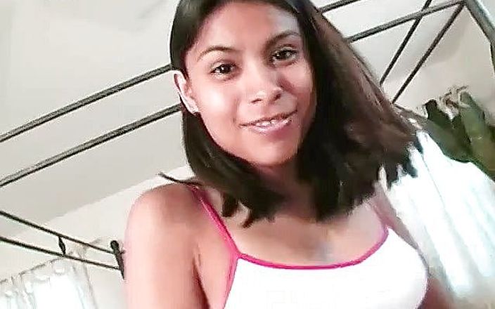 3 Bangers: 2つのスタッドは、エキゾチックなスカンク&amp;ファック彼女の陰部をダブルチームし、彼女の顔を与える