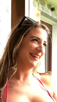 Fyra tjejer Sexig rökning i bikini