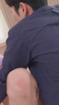 Una moglie arrapata ossessionata dalla masturbazione fa sesso di nascosto con un uomo per concepire mentre suo marito non conosce Ayaka Tomoda