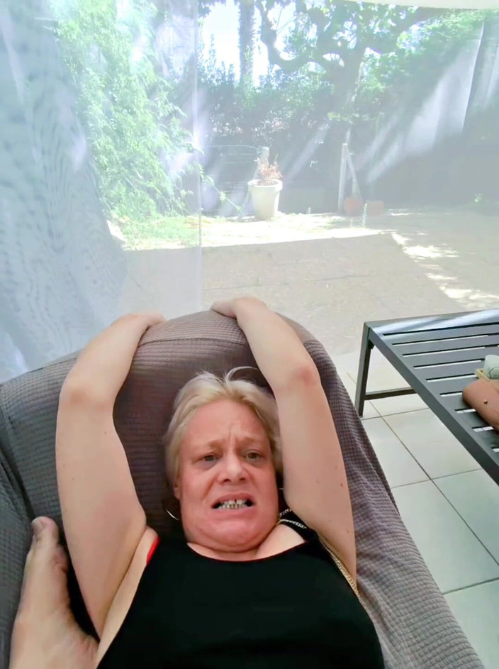 Sofy13: MILF는 주인의 명령에 이 좋은 엉덩이 섹스를 철저하게 복종했습니다.