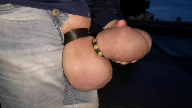 Monster_Meat_: Açık havada sokakta mastürbasyon yapıyor