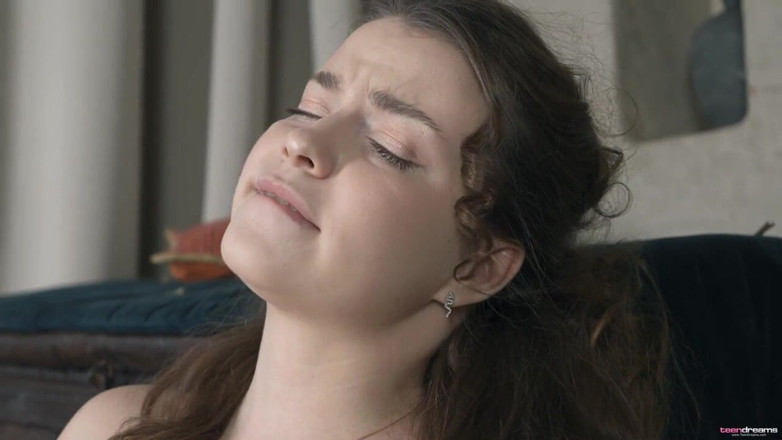 Teen Dreams: Julia in gele lingerie
