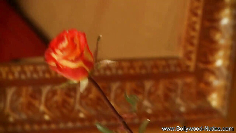 Bollywood Nudes: Krásná indická holka v sólové akci