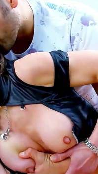 Yabancı adam sıska orta yaşlı seksi kadın Zaza La Coquine ile konuşuyor ve onu plajda sikiyor