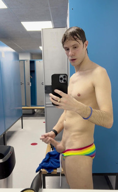 GayDuplo: 不得不和一个穿着紧身衣的壮男一起洗澡实际上是一个壮举