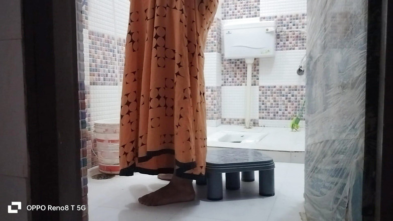 Yur bhabhi: 今天，我的阴茎在看到我的继妹洗澡后勃起