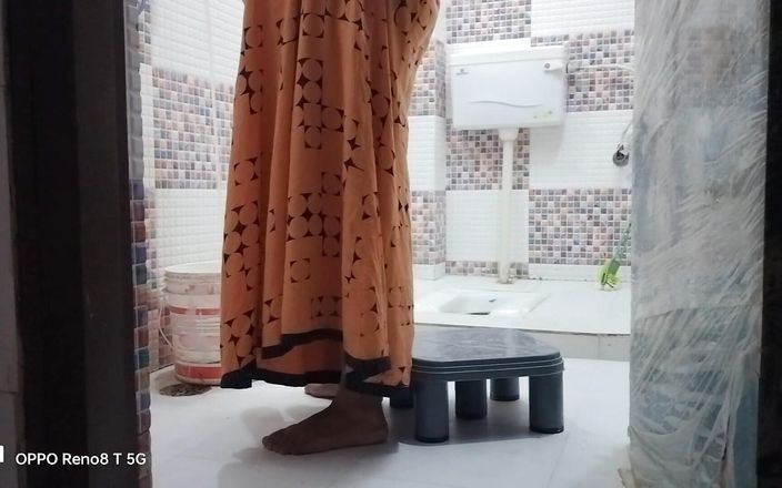 Yur bhabhi: Сегодня мой пенис встал эрегированным после того, как моя сводная сестра принимает ванну