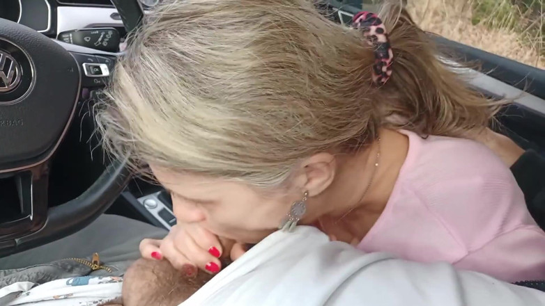 Amateur milf: Público cadela chupando estranho rápido no carro no estacionamento com...