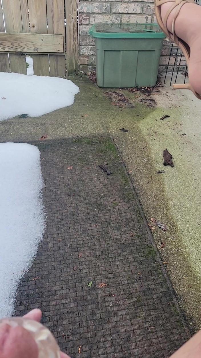 Feet Lover: Indossa calze e tacchi all'aperto si sega